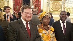 Delphine BAYA, Présidente de l'AMAF entourée de M. le Consul et de l'ancien Ministre du Gabon