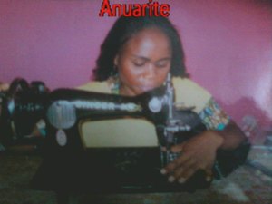 Anaurite , la formation de cette jeune femme est financée grâce  à la vente du calendrier AMAF 2013. La machine à coudre a été achetée grâce  à la vente du calendrier 2013.