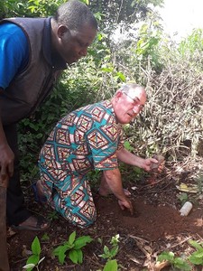 Le Père Jose Antonio et Eric de l'AMAF-BENIN