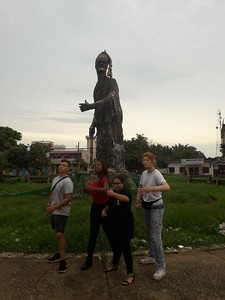 Les jeunes devant la statue de TOFA