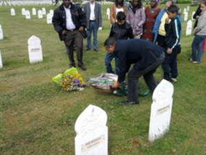 au cimetière de la Doua: depôt de la gerbe par l'Amaf