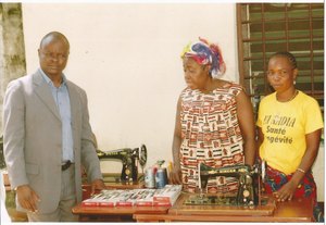 Don offert devant le Directeur de la Maison dArrêt de Pointe-Noire  5 machines à coudre